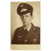 Pionero de la Luftwaffe en el rango de Gefreiter con sombrero de visera